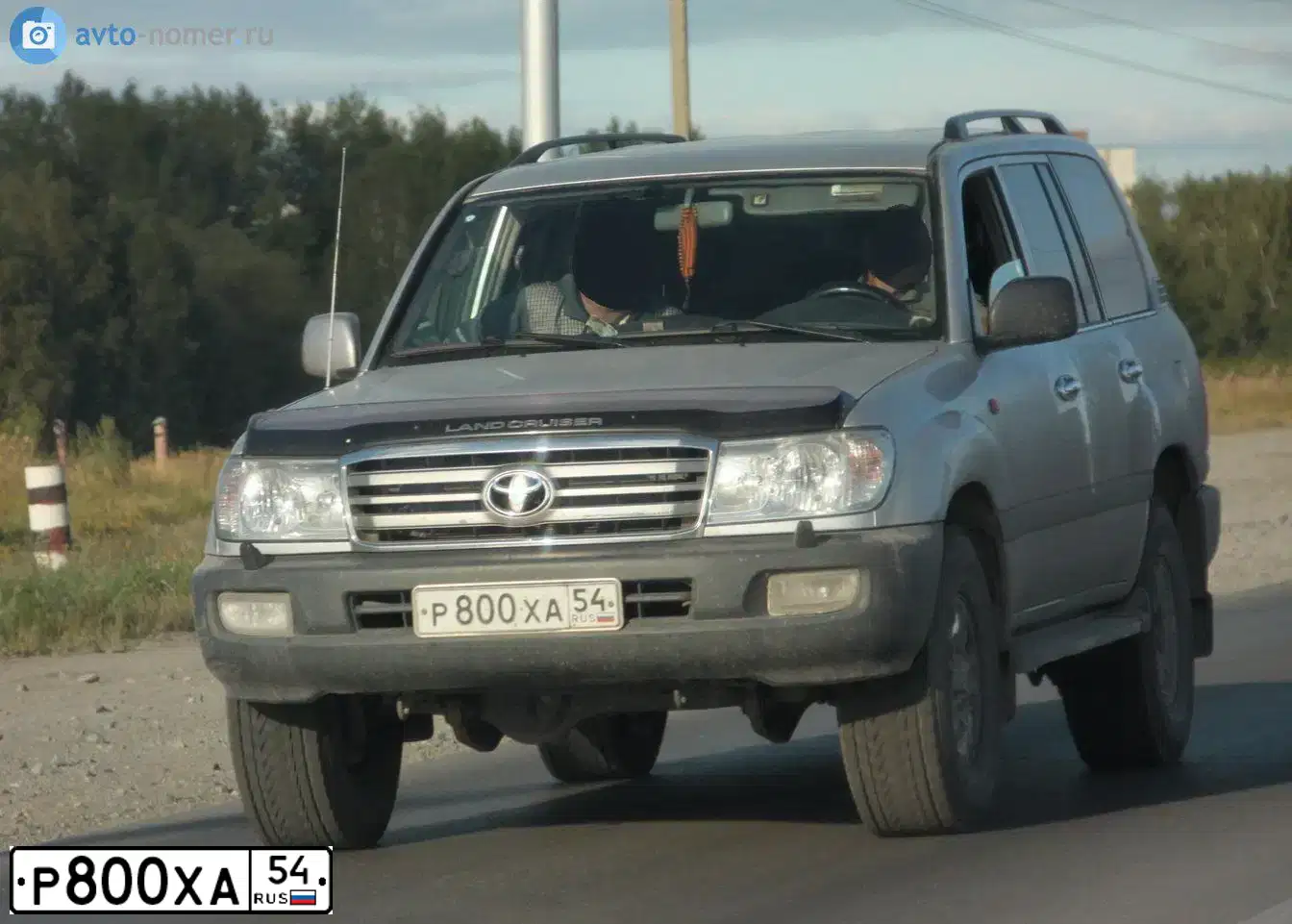 Фото автомобиля TOYOTA LANDCRUISER, 2005 — госномер Х815ТК72. Цвет: Серебристый