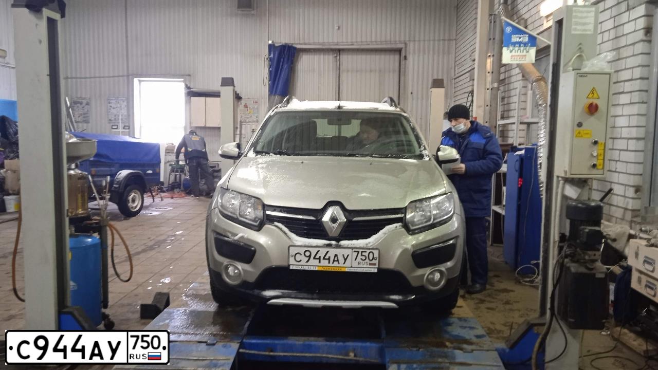 Фото автомобиля RENAULT SANDERO, 2015 — госномер С944АУ750. Цвет: БЕЖЕВЫЙ