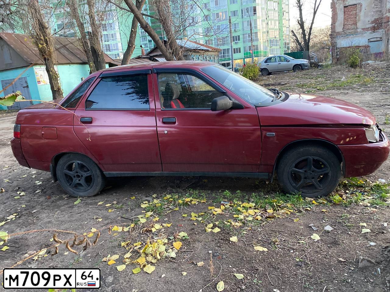 Фото автомобиля LADA 2110, 2002 — госномер М678СУ164. Цвет: СЕРЕБРИСТЫЙ КРАСНЫЙ