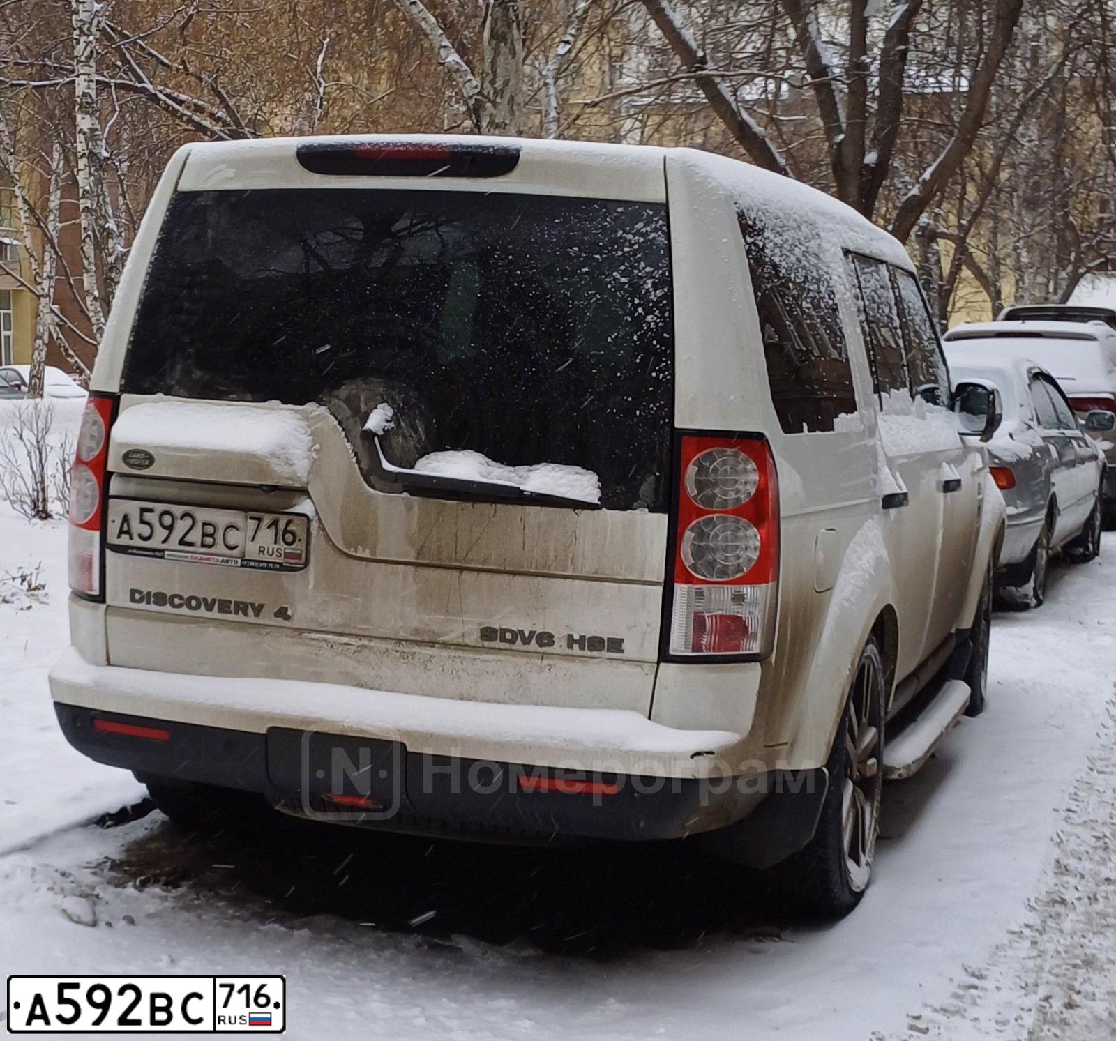 Фото автомобиля LAND ROVER DISCOVERY, 2012 — госномер В304ОА04. Цвет: ЯРКО-БЕЛЫЙ
