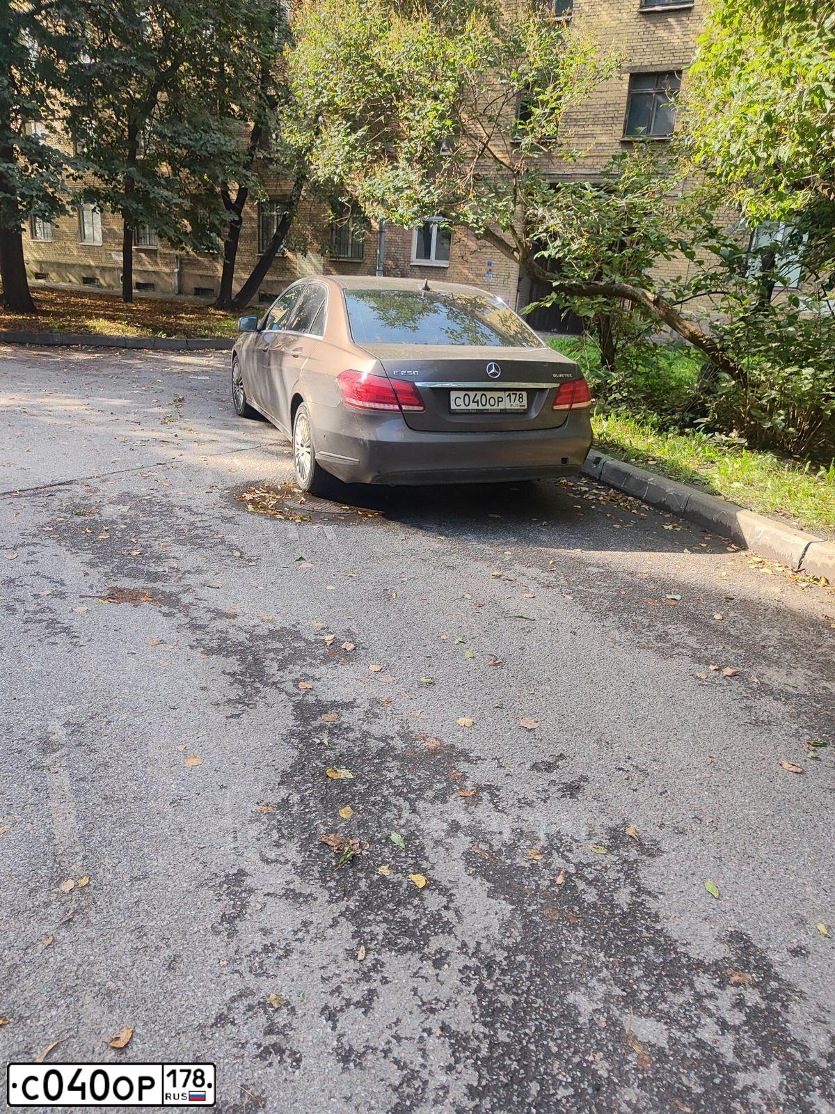 Фото автомобиля MERCEDES E-KLASSE, 2015 — госномер С040ОР178. Цвет: Коричневый
