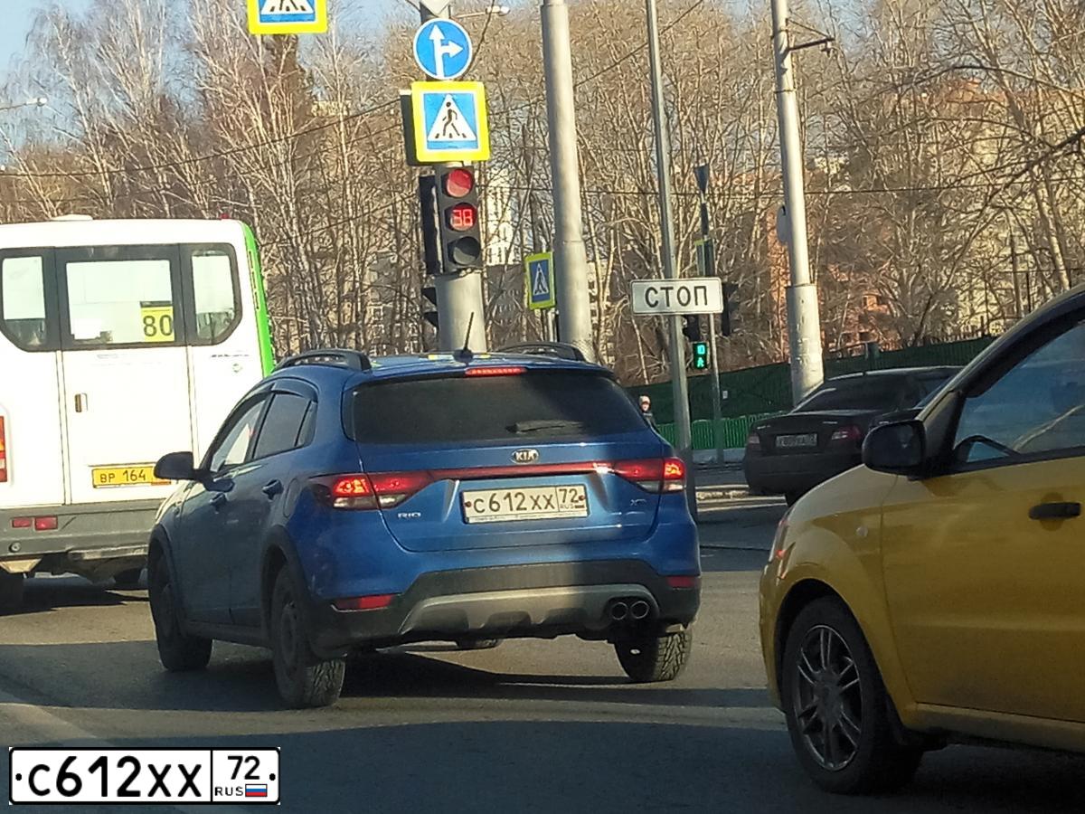 Фото автомобиля KIA RIO, 2019 — госномер С612ХХ72. Цвет: СИНИЙ
