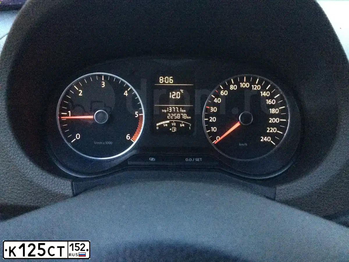 Фото автомобиля VOLKSWAGEN AMAROK, 2010 — госномер М865ВЕ761. Цвет: Коричневый