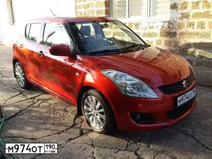 Фото автомобиля SUZUKI SWIFT, 2011 — госномер М974ОТ190. Цвет: ОРАНЖЕВЫЙ