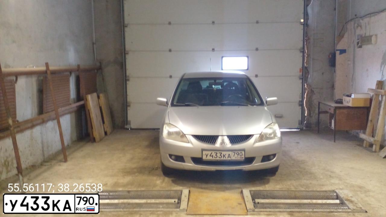 Фото автомобиля MITSUBISHI LANCER, 2005 — госномер У433КА790. Цвет: Серебристый