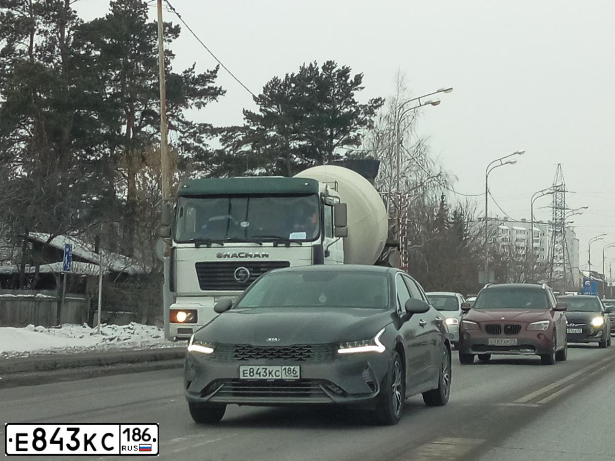 Фото автомобиля KIA K5, 2020 — госномер Е843КС186. Цвет: ЧЕРНЫЙ
