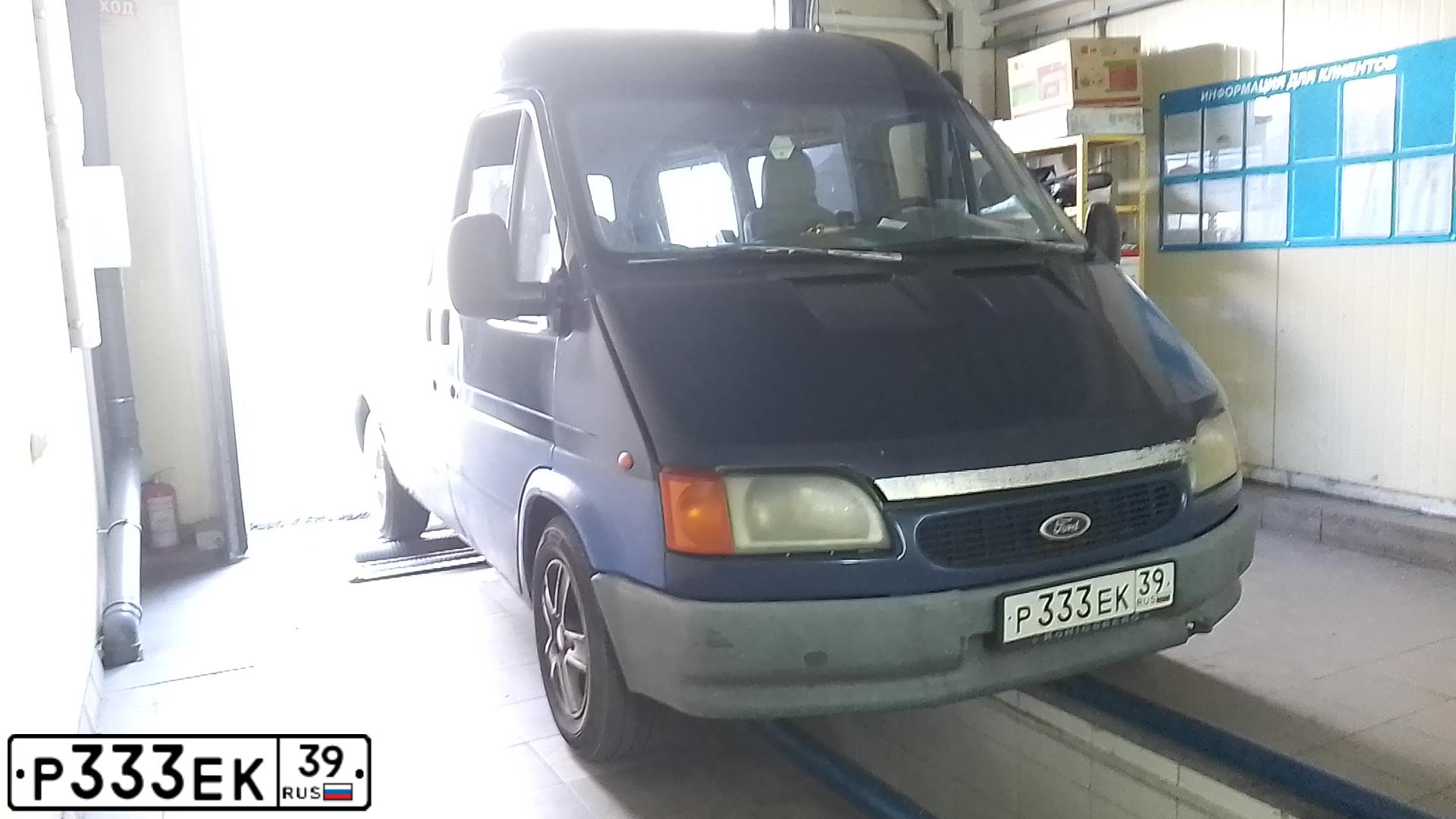 Фото автомобиля FORD TRANSIT, 1998 — госномер Р333ЕК39. Цвет: синий