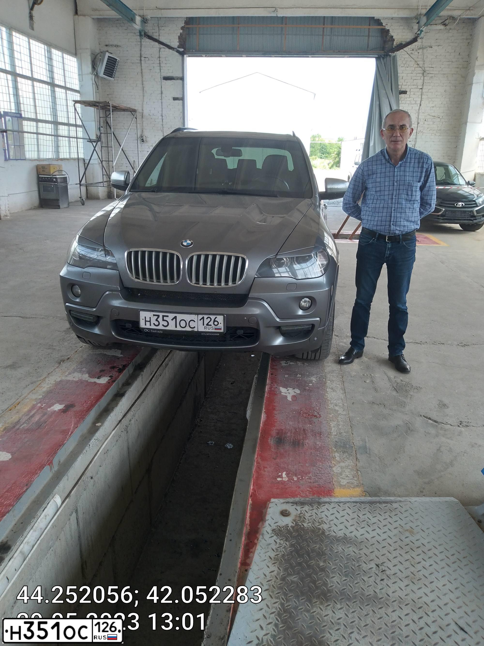 Фото автомобиля БМВ X5 XDRIVE30I, 2009 — госномер В563ОУ09. Цвет: СЕРЫЙ