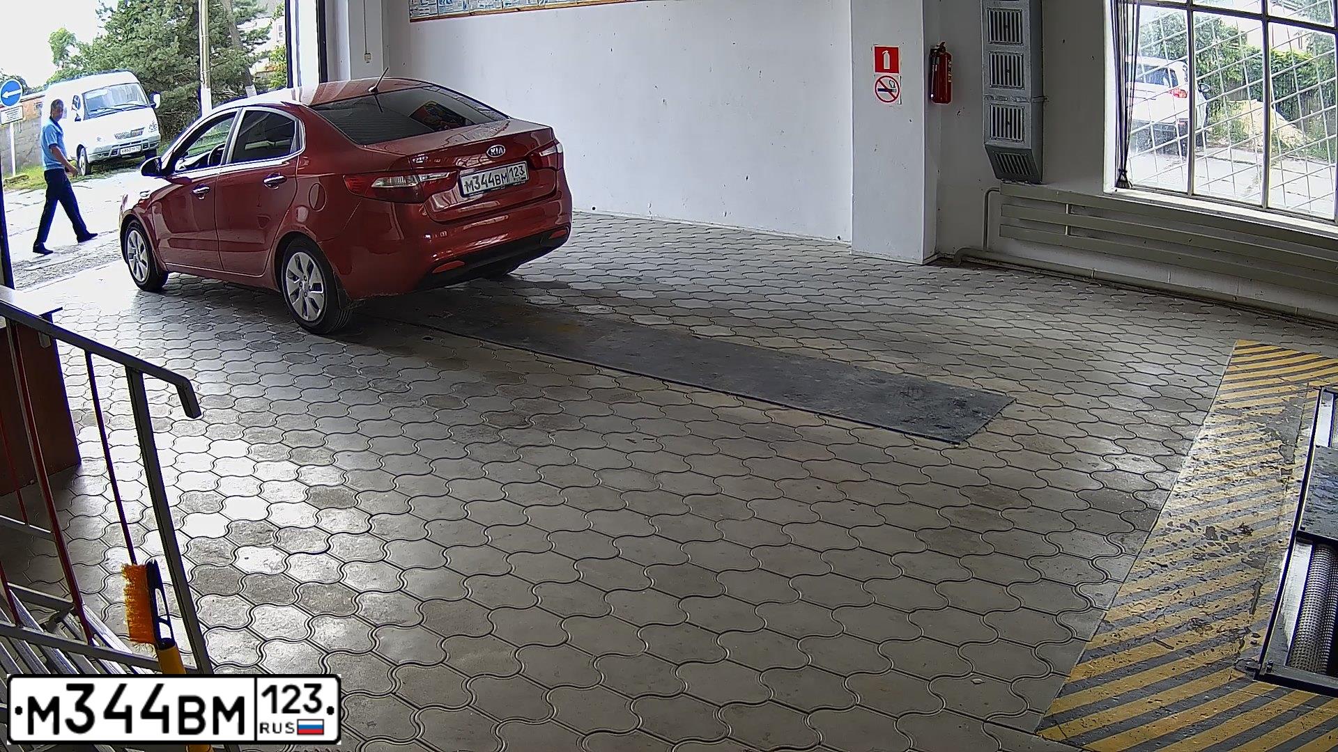 Фото автомобиля KIA RIO, 2011 — госномер М344ВМ123. Цвет: Красный