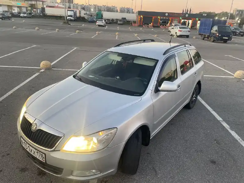 Фото автомобиля SKODA OCTAVIA, 2011 — госномер В151ХХ178. Цвет: Серебристый