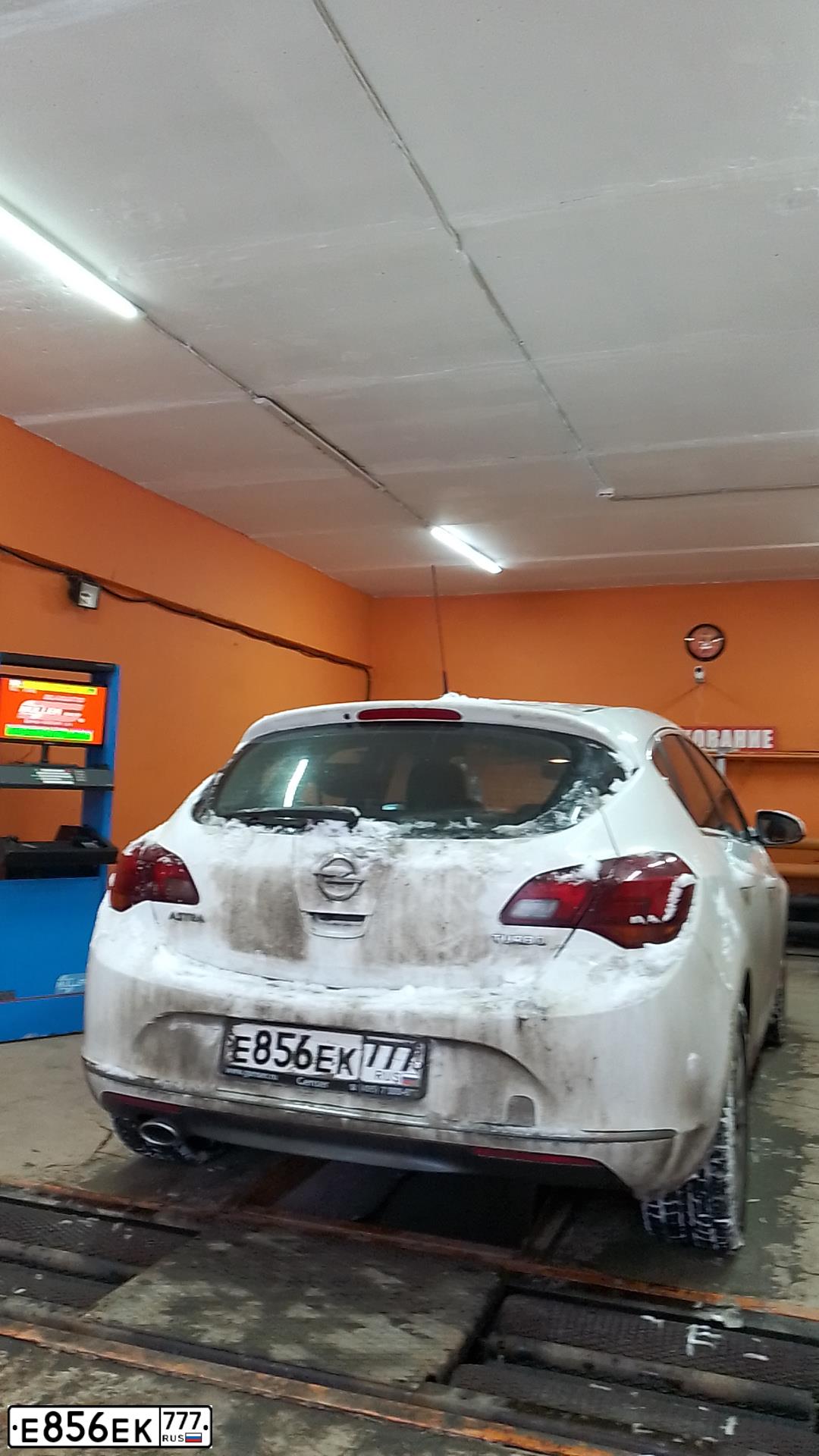 Фото автомобиля OPEL ASTRA, 2014 — госномер Е856ЕК777. Цвет: БЕЛЫЙ