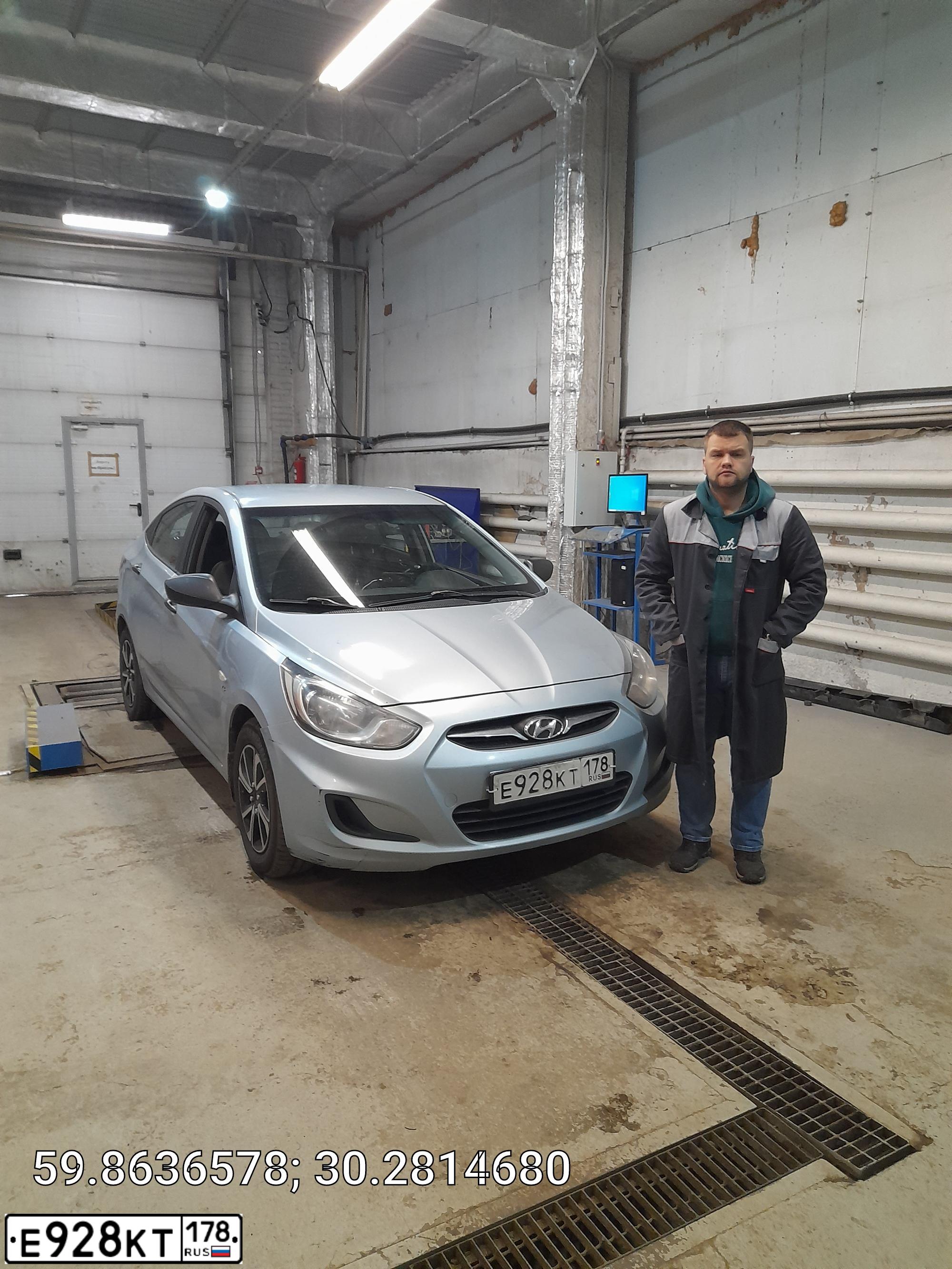 Фото автомобиля HYUNDAI SOLARIS, 2011 — госномер Е928КТ178. Цвет: МНОГОЦВЕТНЫЙ