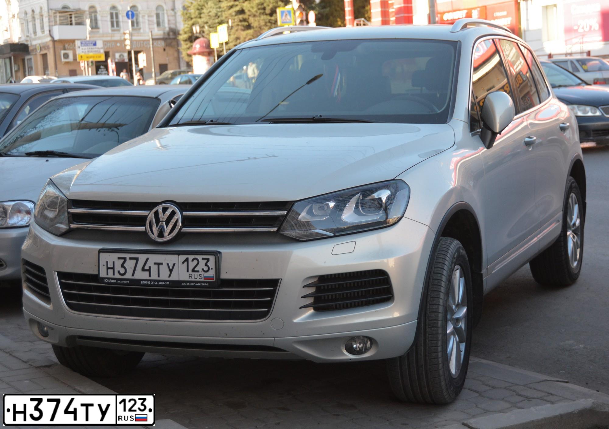 Фото автомобиля VOLKSWAGEN TOUAREG, 2012 — госномер Н374ТУ123. Цвет: Серебристо-Желтый