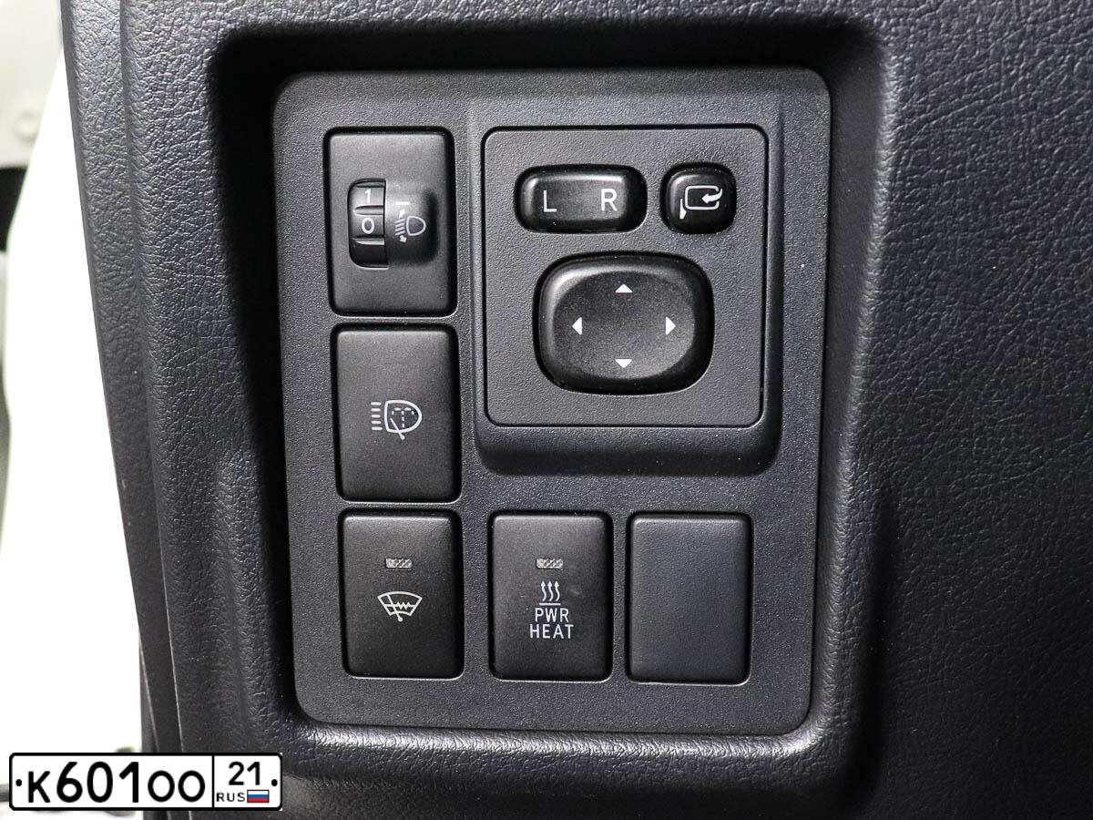 Фото автомобиля TOYOTA LANDCRUISER, 2012 — госномер Т255ВН799. Цвет: Белый