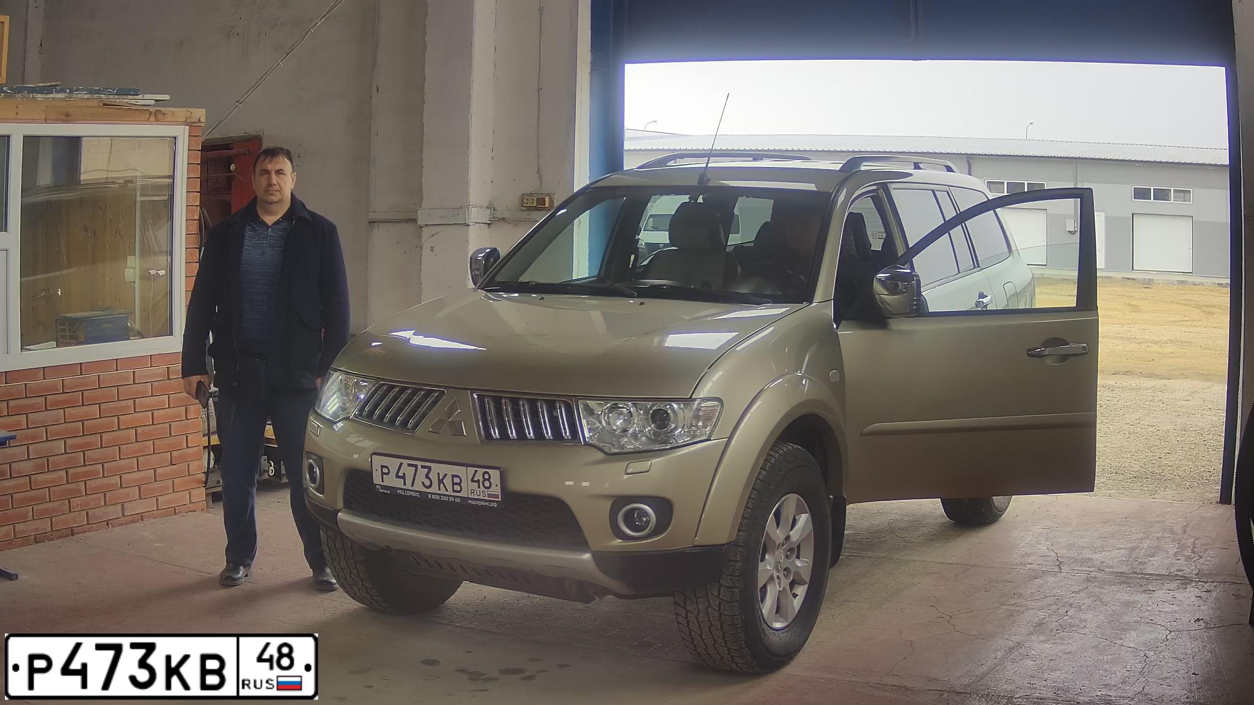Фото автомобиля MITSUBISHI PAJERO SPORT, 2011 — госномер Н050ЕУ48. Цвет: БЕЖЕВЫЙ