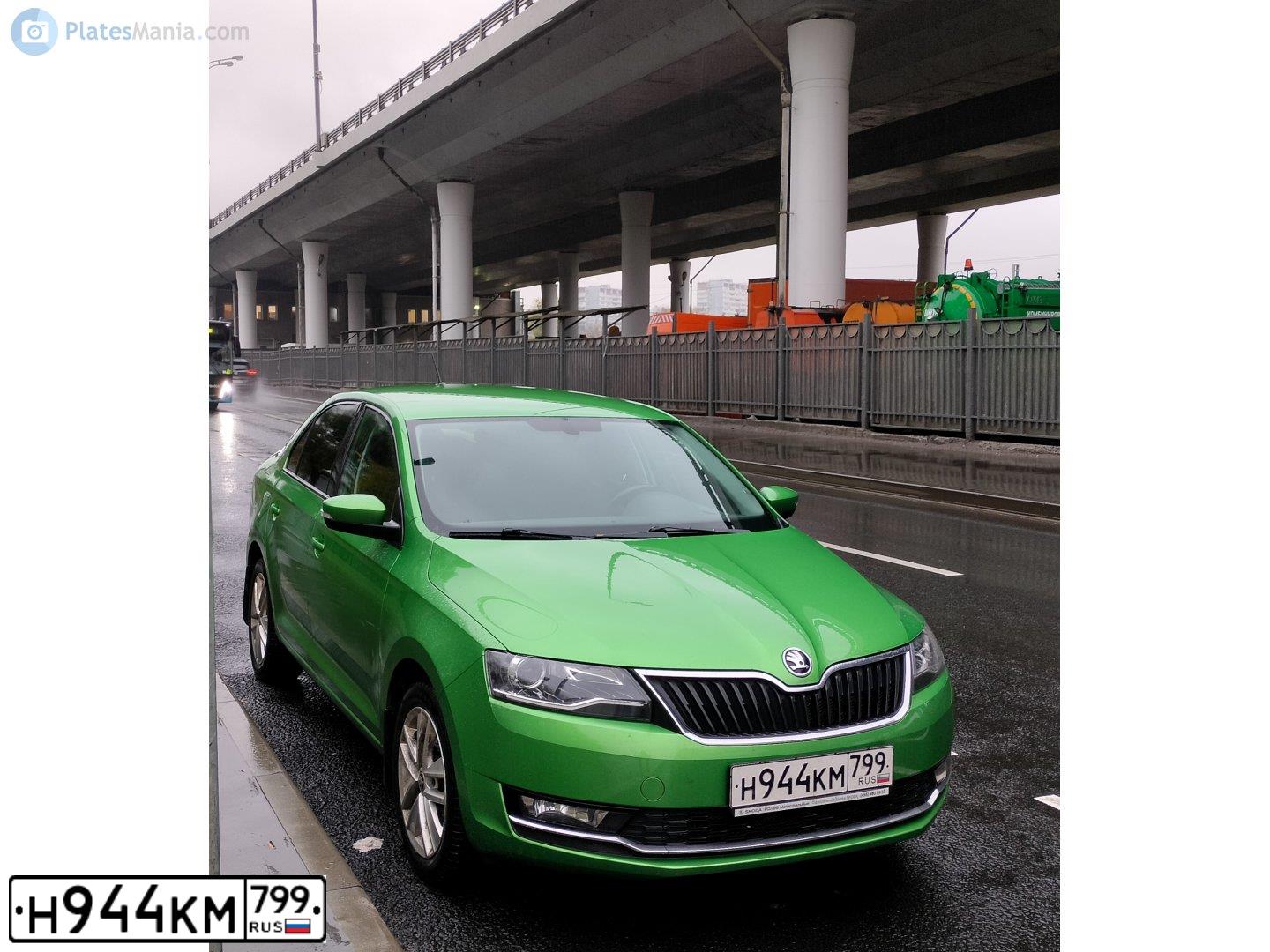 Фото автомобиля SKODA RAPID, 2018 — госномер Н944КМ799. Цвет: Зеленый