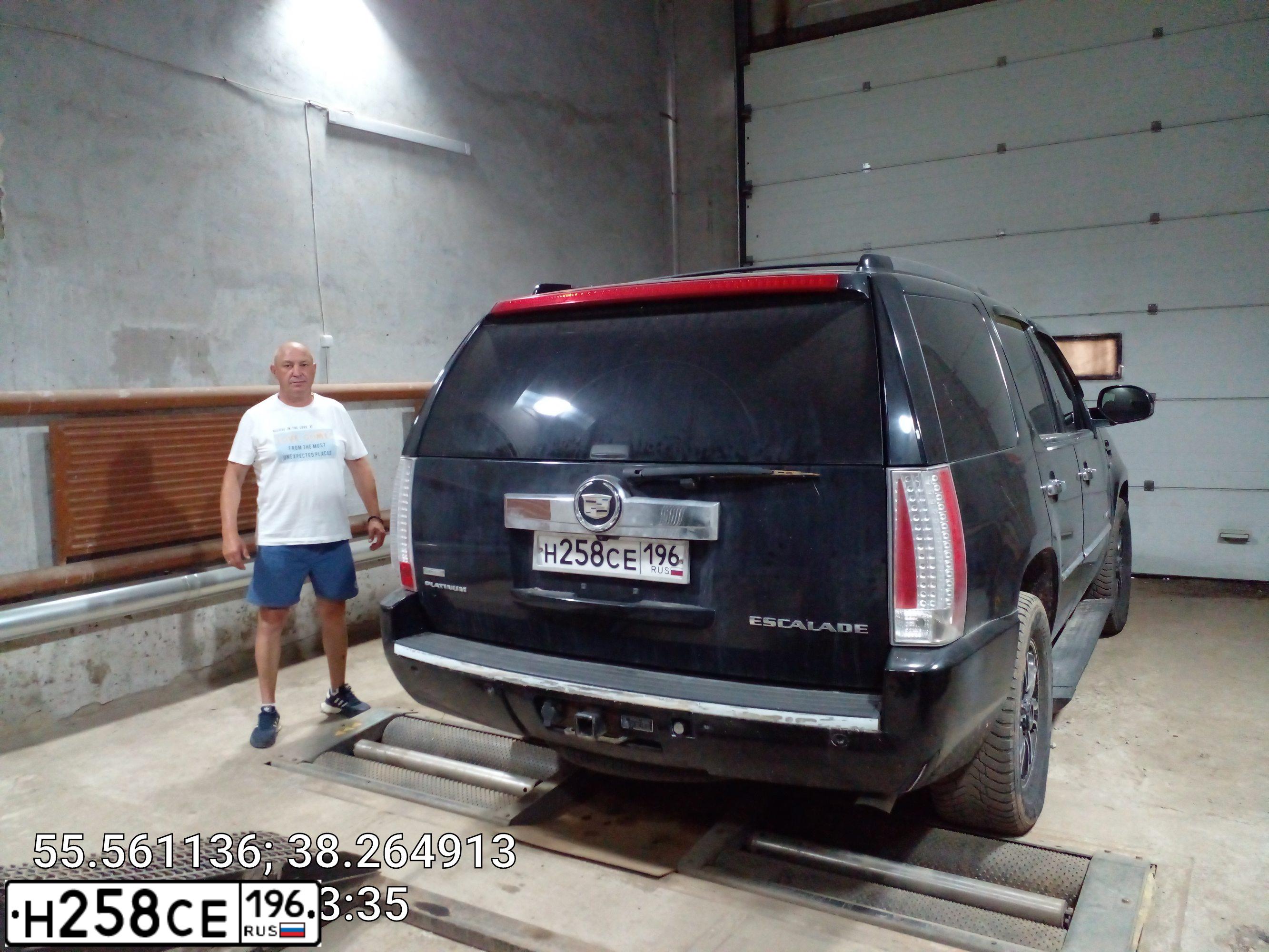 Фото автомобиля CADILLAC ESCALADE, 2010 — госномер Т885РЕ790. Цвет: ЧЕРНЫЙ