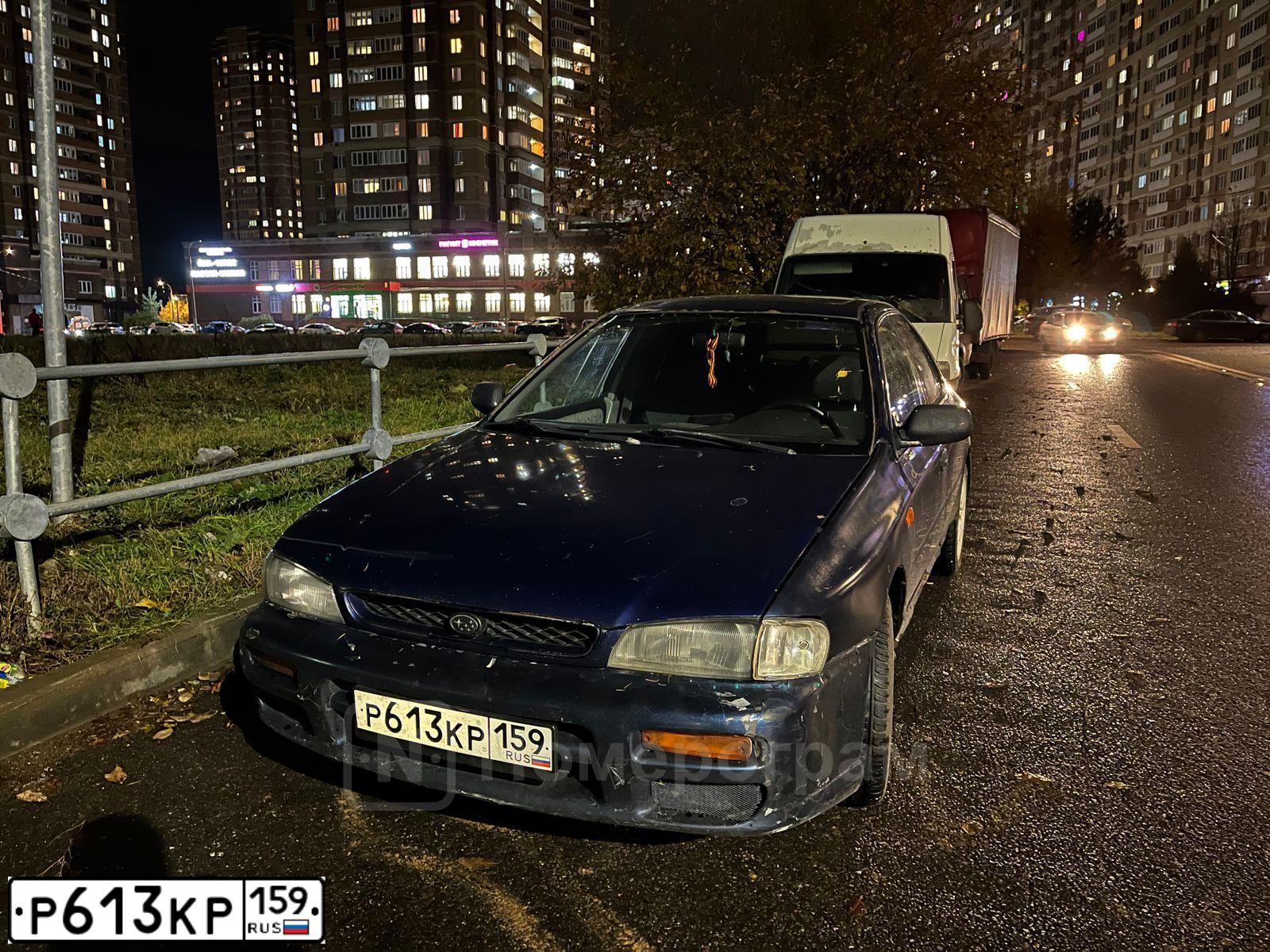 Фото автомобиля SUBARU IMPREZA, 1997 — госномер Р613КР159. Цвет: синий