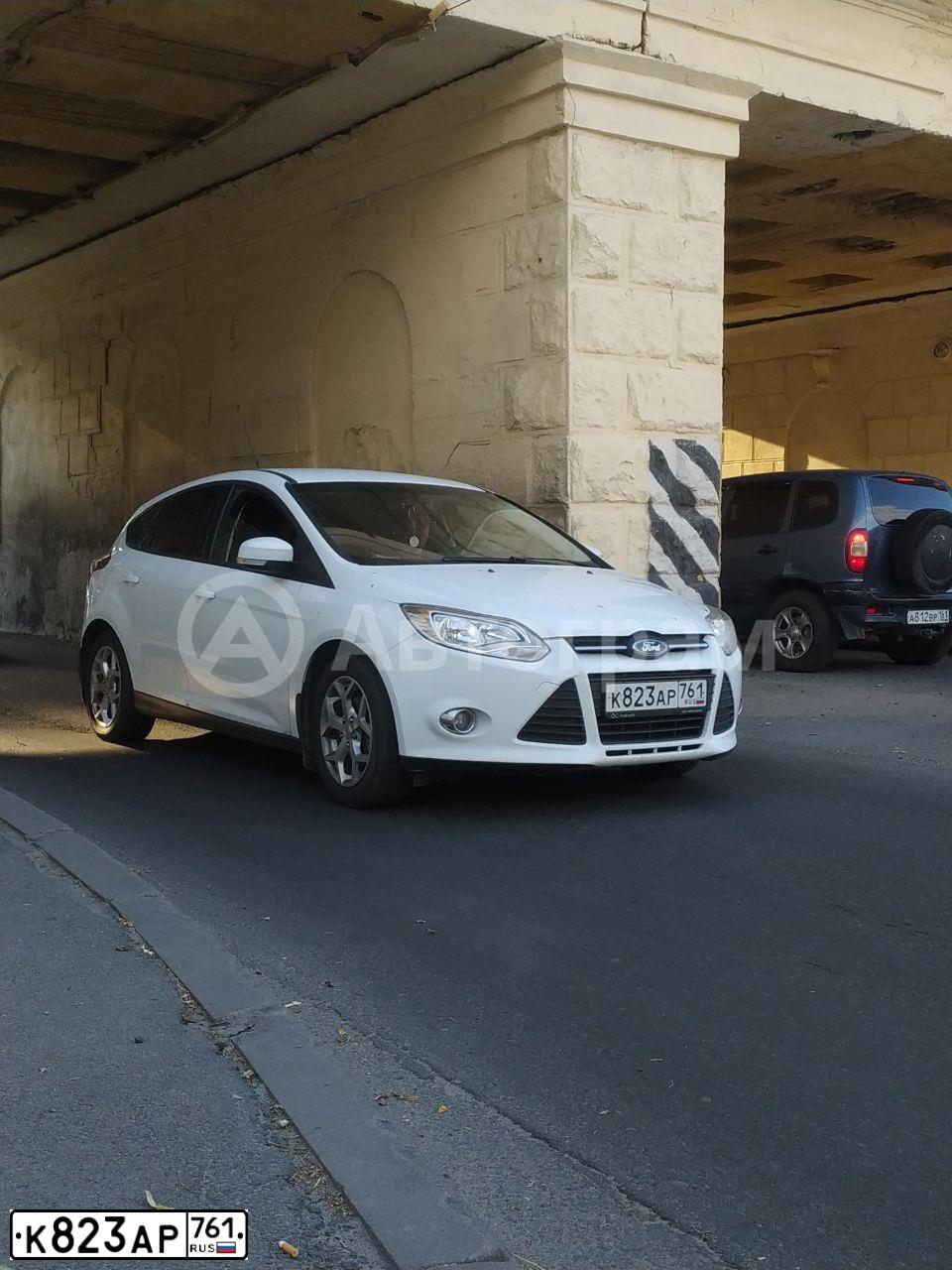 Фото автомобиля FORD FOCUS, 2012 — госномер Т669ОС161. Цвет: Белый