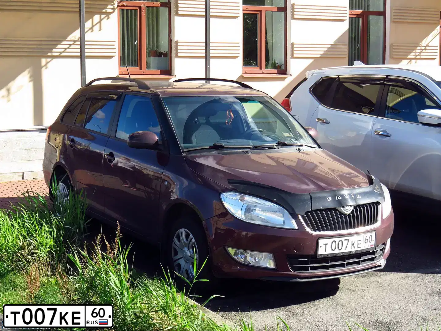 Фото автомобиля SKODA FABIA, 2012 — госномер Е583УР198. Цвет: ТЕМНО-БОРДОВЫЙ