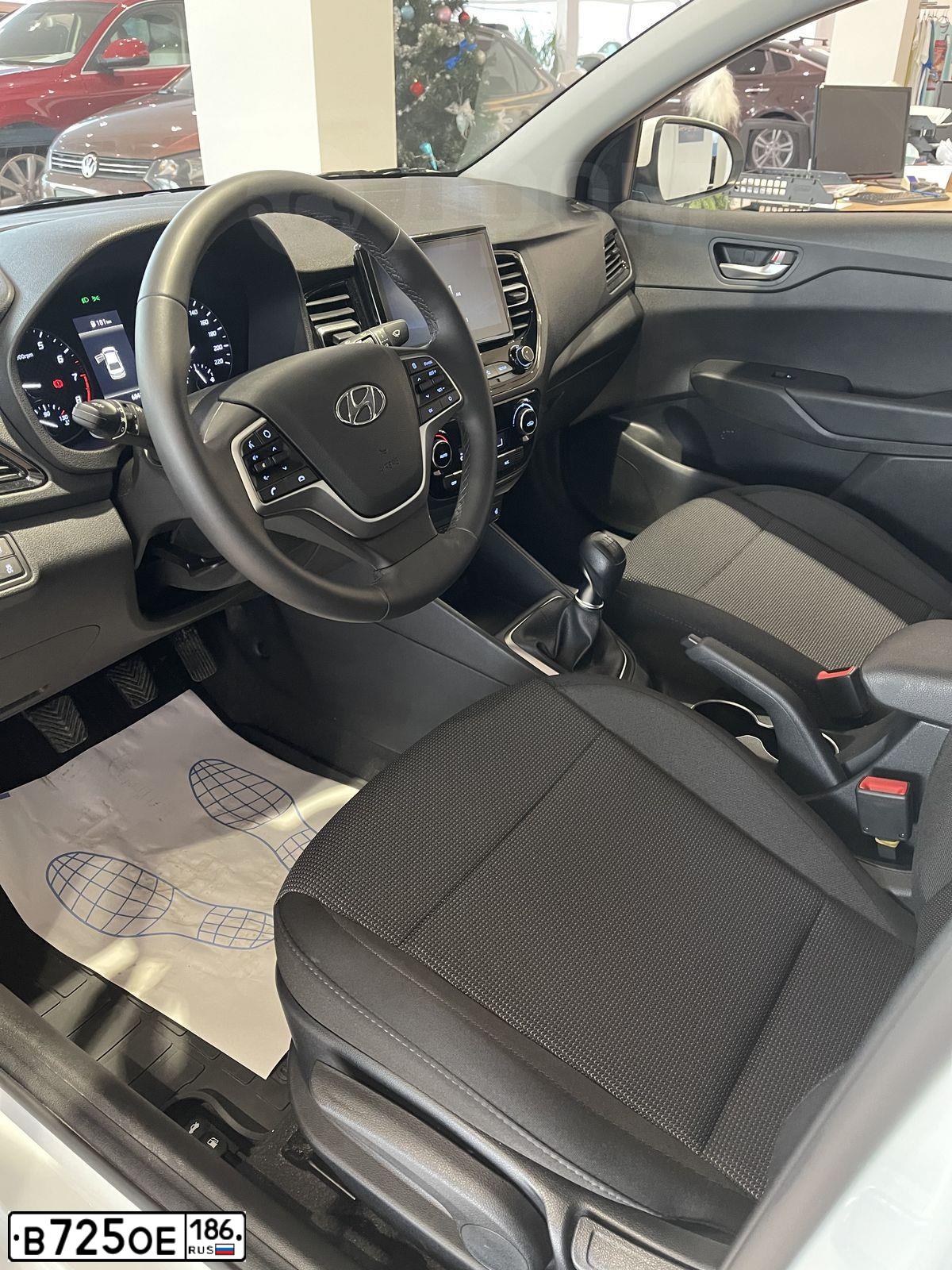 Фото автомобиля HYUNDAI SOLARIS, 2020 — госномер А900ВС186. Цвет: Белый