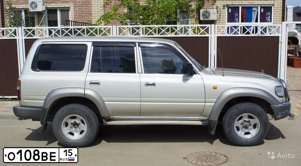 Фото автомобиля TOYOTA LANDCRUISER, 1997 — госномер О108ВЕ15. Цвет: Серебристый
