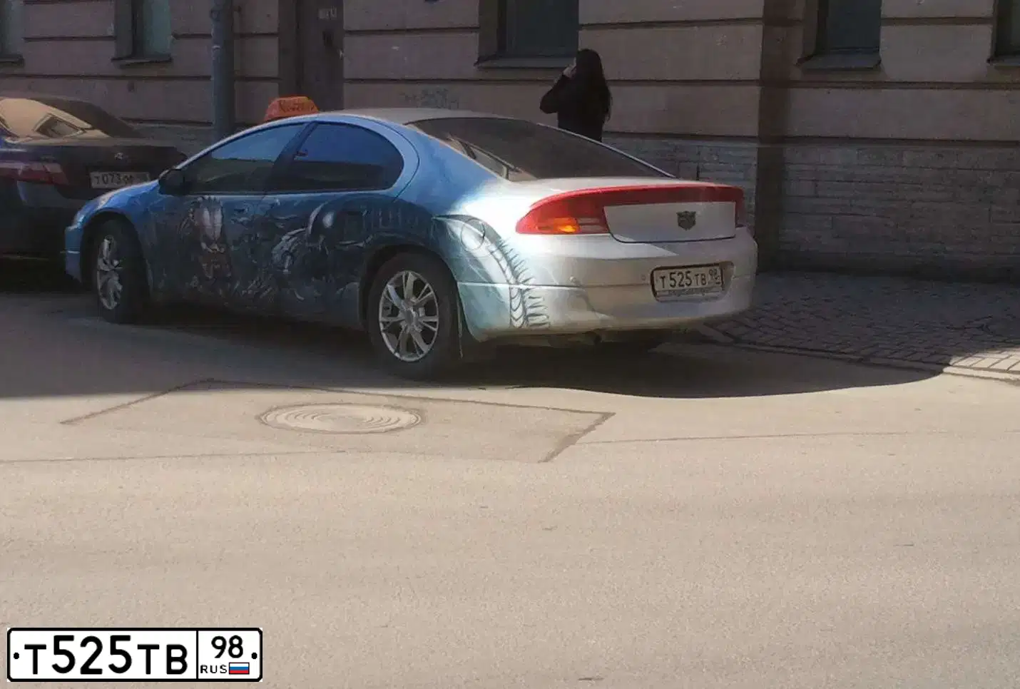 Фото автомобиля DODGE INTREPID, 2000 — госномер Т525ТВ98. Цвет: серебристый