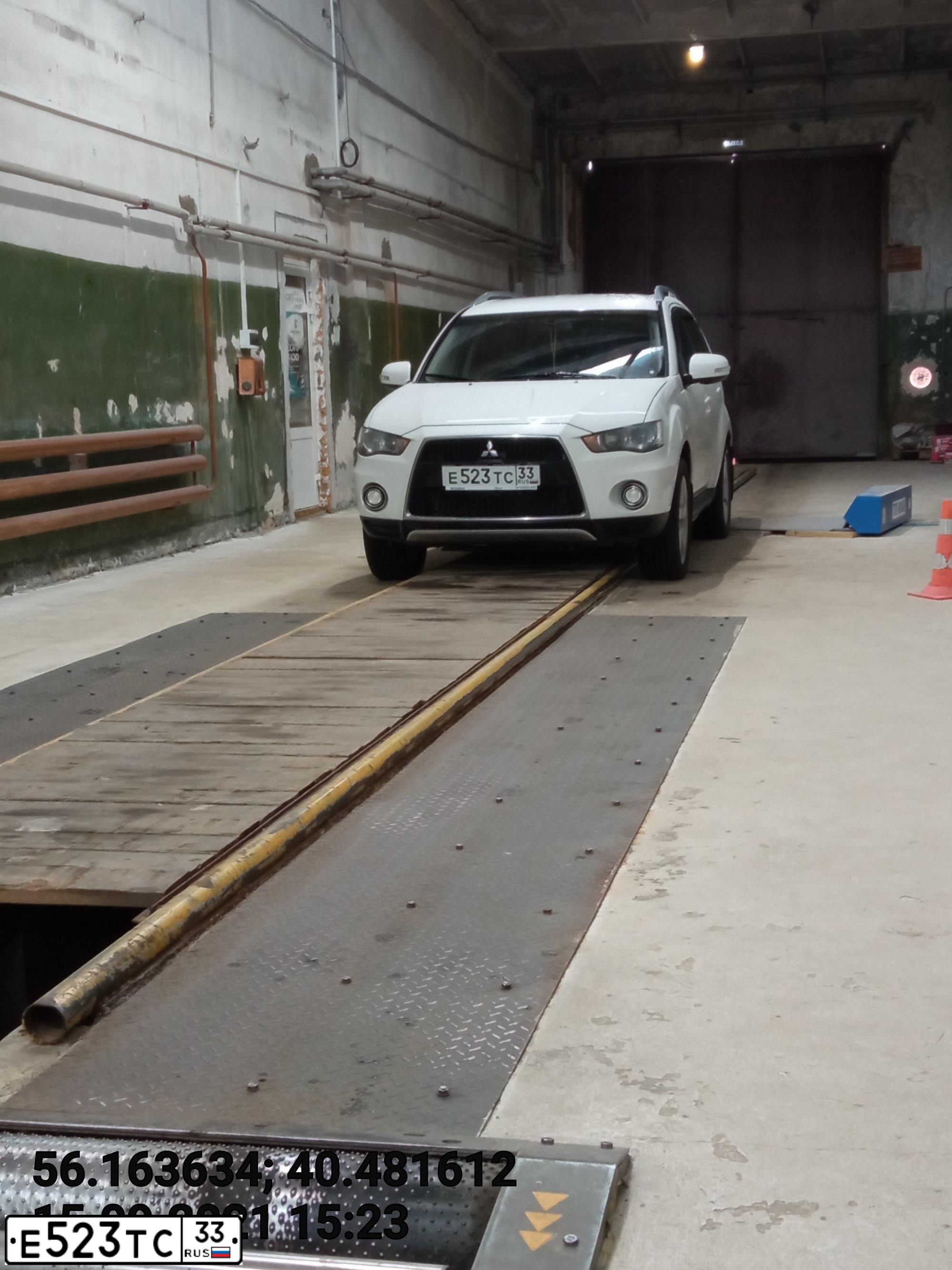 Фото автомобиля VOLKSWAGEN POLO, 2012 — госномер В032ХХ790. Цвет: Белый