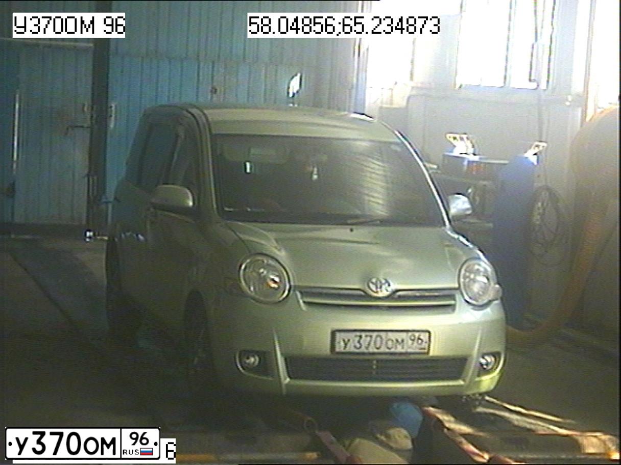 Фото автомобиля TOYOTA Sienta, 2008 — госномер У370ОМ96