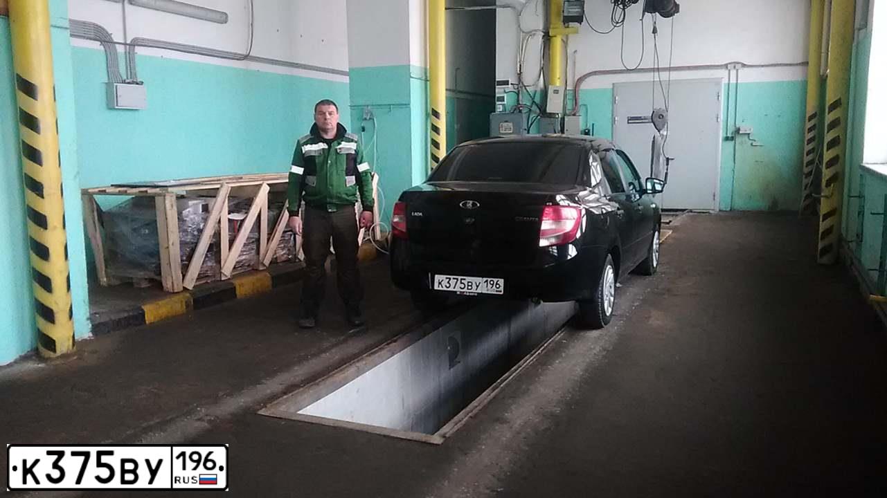 Фото автомобиля LADA 2190 GRANTA, 2018 — госномер К375ВУ196. Цвет: ЧЕРНЫЙ