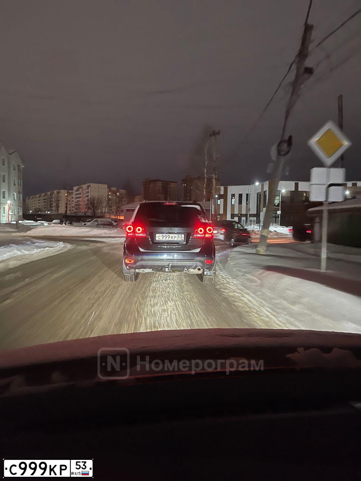 Фото автомобиля DODGE /GRAND/ CARAVAN, 2004 — госномер С999КР53. Цвет: Темно-синий
