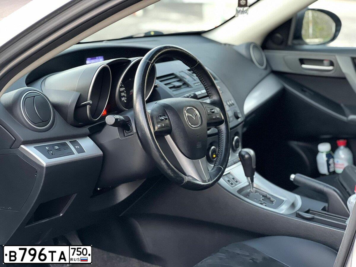 Фото автомобиля MAZDA 3, 2010 — госномер Е787КУ190. Цвет: Серебристый