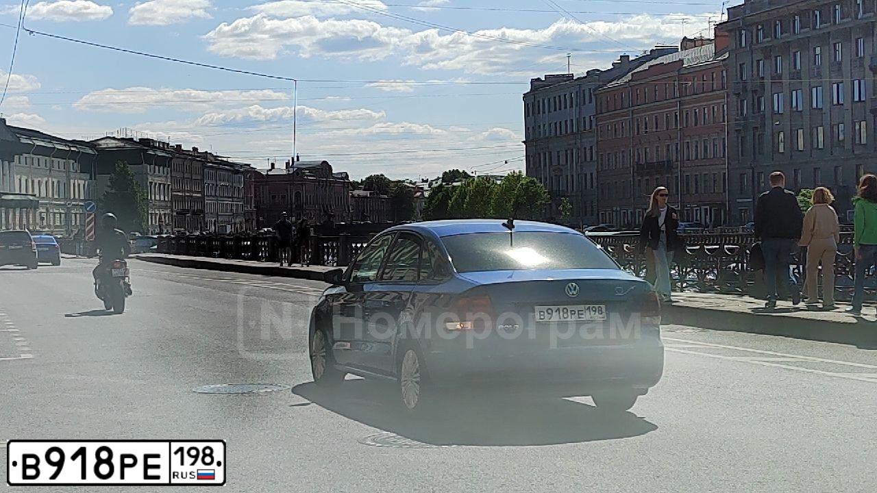 Фото автомобиля VOLKSWAGEN POLO, 2019 — госномер В918РЕ198. Цвет: ЯРКО-СИНИЙ