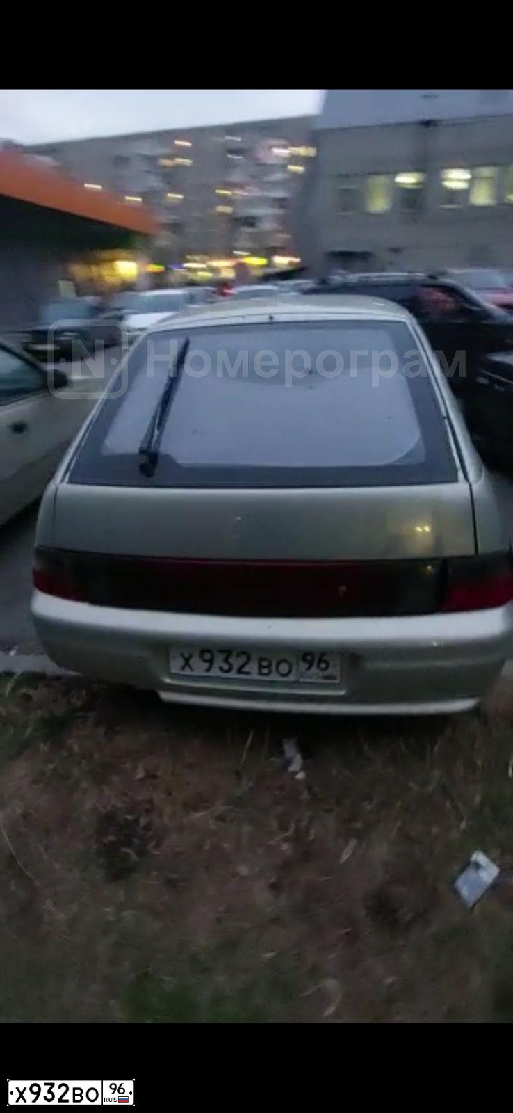 Фото автомобиля LADA 2112, 2002 — госномер Х932ВО96. Цвет: ЖЕЛТО-ЗЕЛЕНЫЙ
