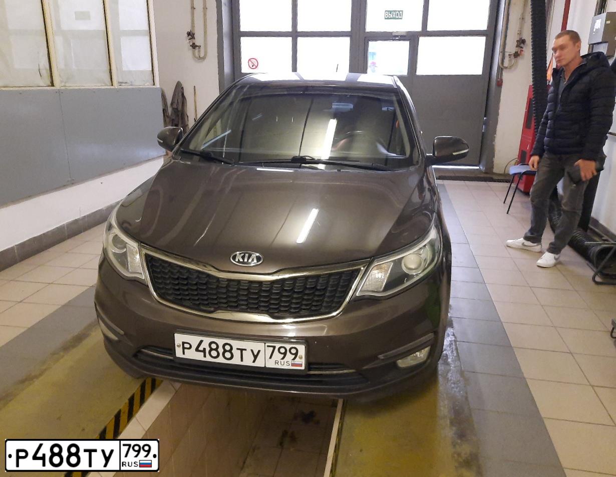 Фото автомобиля KIA RIO, 2016 — госномер Р488ТУ799. Цвет: Коричневый