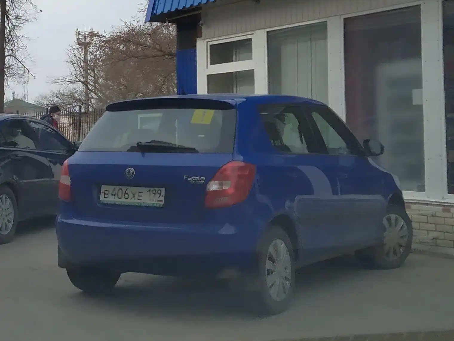Фото автомобиля SKODA FABIA, 2010 — госномер Н238КК21. Цвет: синий