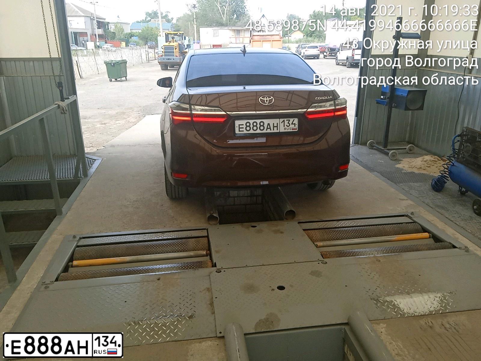 Фото автомобиля TOYOTA COROLLA, 2017 — госномер Е888АН134. Цвет: ТЕМНО-КОРИЧНЕВЫЙ