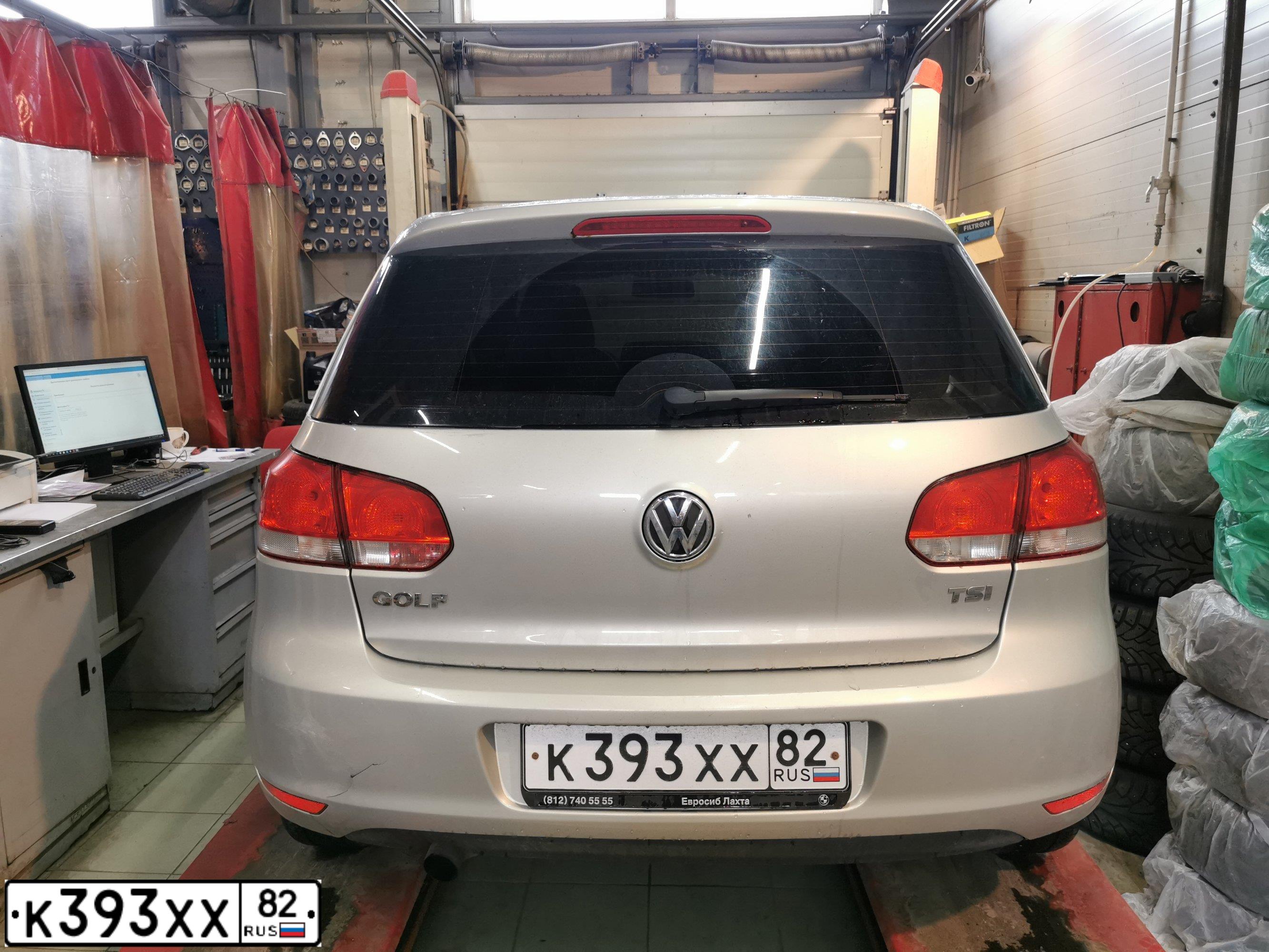 Фото автомобиля VOLKSWAGEN GOLF, 2011 — госномер Е285НУ147. Цвет: СЕРЕБРИСТО-ЖЕЛТЫЙ
