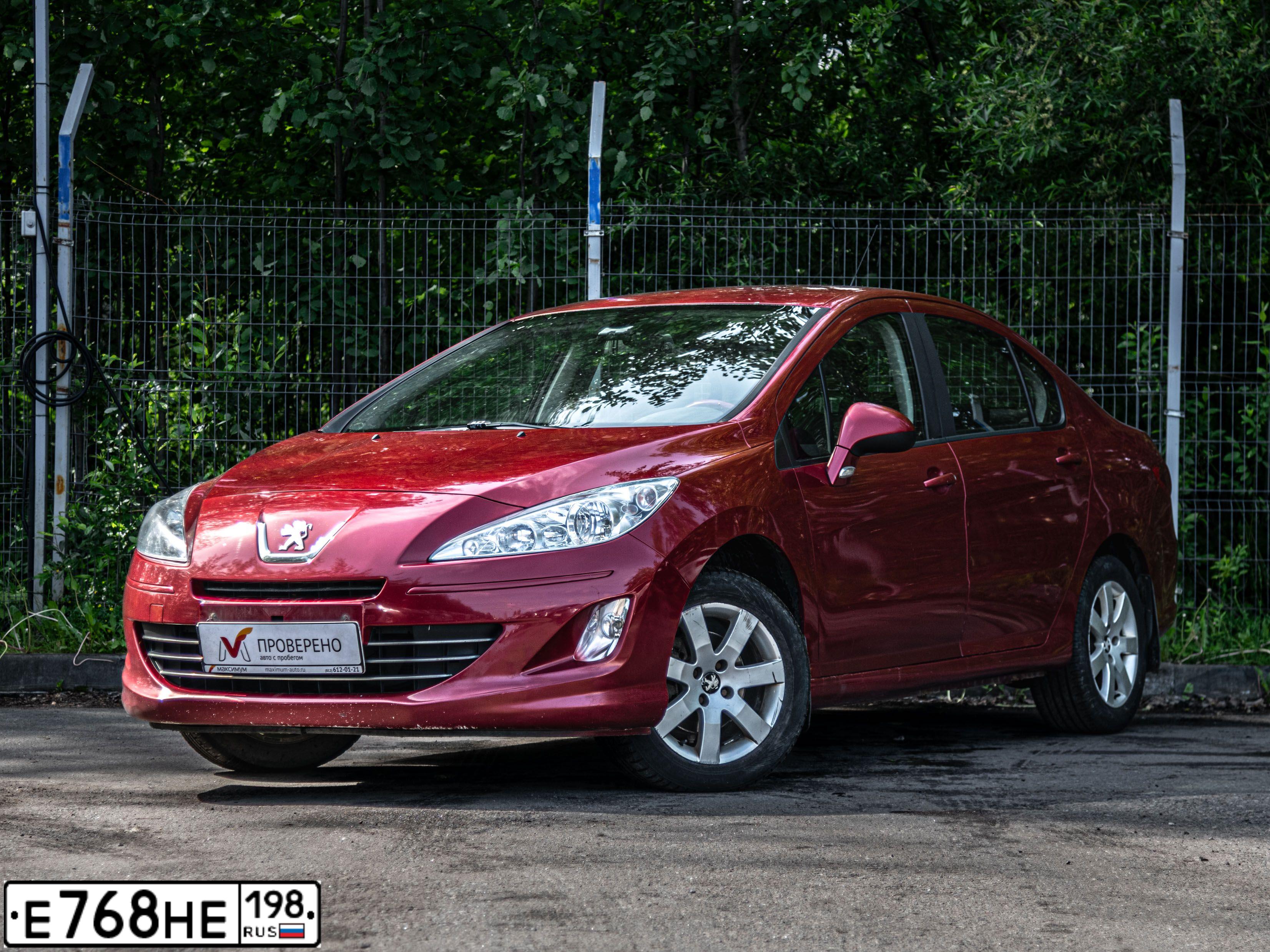 Фото автомобиля PEUGEOT 408, 2013 — госномер Е768НЕ198. Цвет: Красный