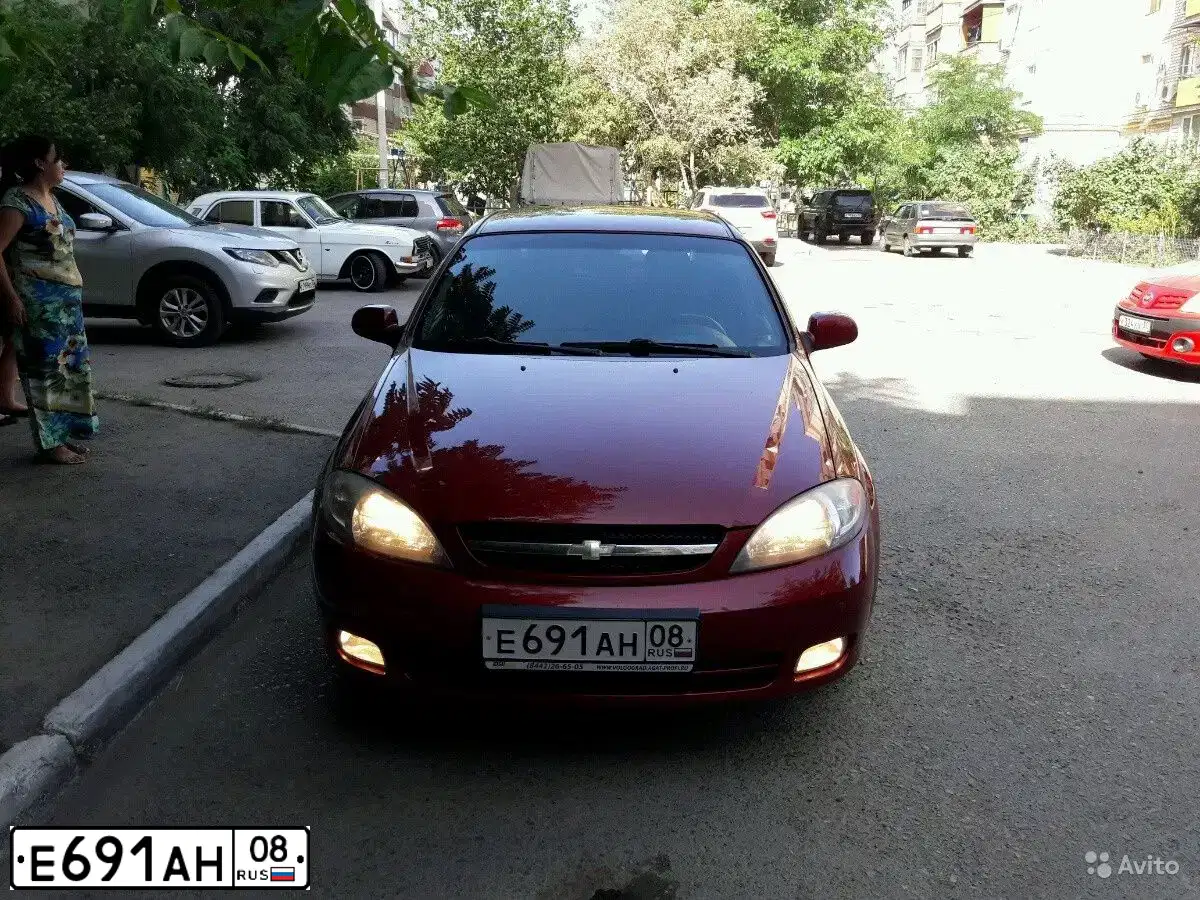 Фото автомобиля CHEVROLET LACETTI, 2006 — госномер Т322МН30. Цвет: ТЕМНО-КРАСНЫЙ