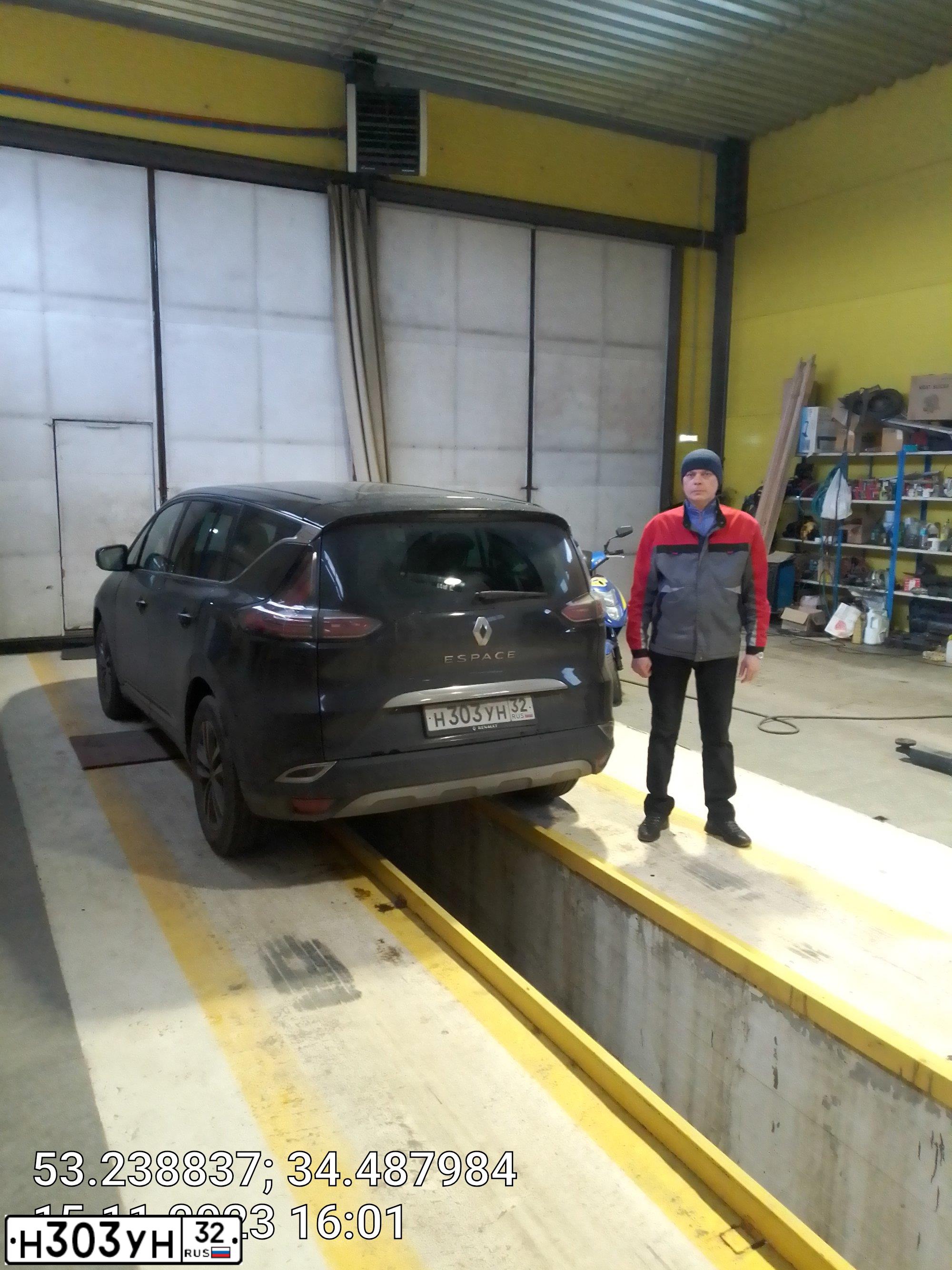Фото автомобиля RENAULT ESPACE, 2018 — госномер Р737ЕУ32. Цвет: ЧЕРНЫЙ
