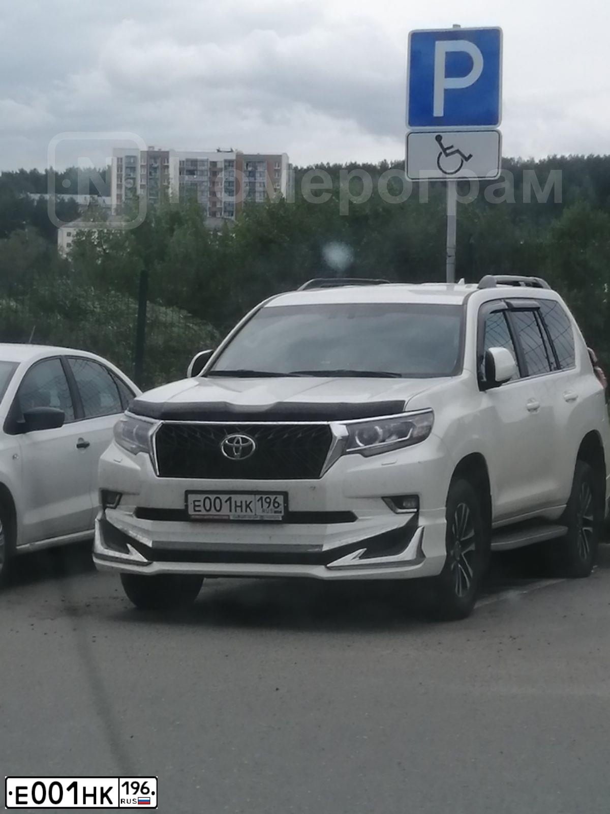 Фото автомобиля LADA 2121 NIVA, 2013 — госномер Е001НК196. Цвет: ЯРКО-БЕЛЫЙ