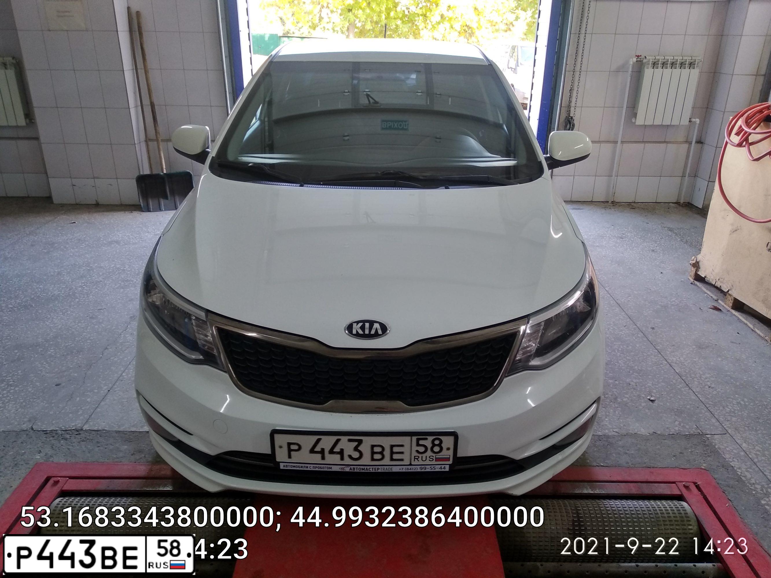 Фото автомобиля KIA RIO, 2015 — госномер Р443ВЕ58. Цвет: Белый