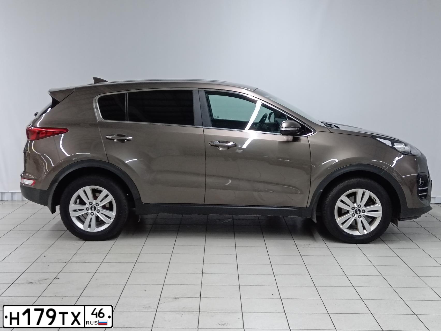 Фото автомобиля KIA SPORTAGE, 2018 — госномер Р263ЕА46. Цвет: Коричневый