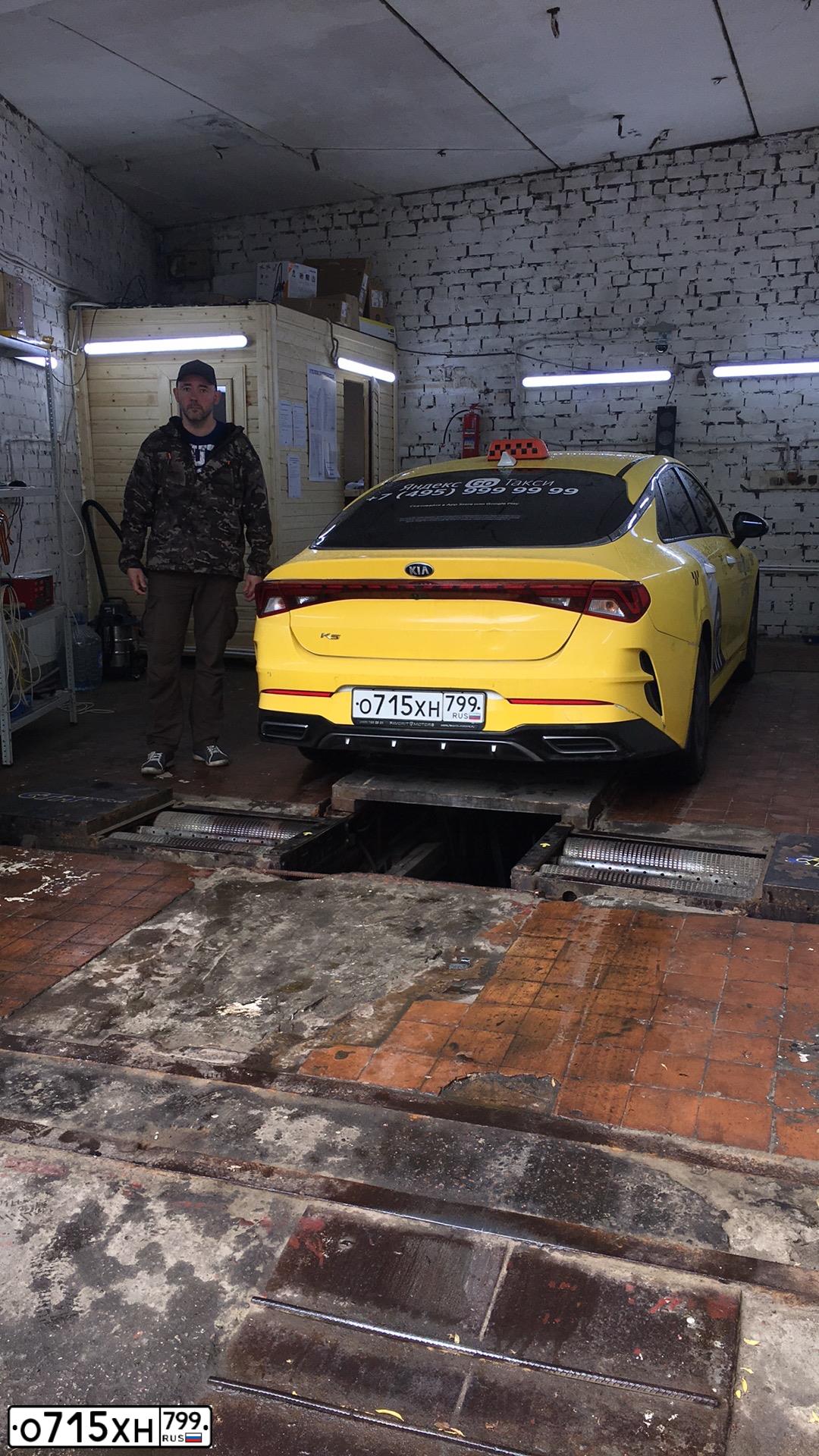 Фото автомобиля КИА K5, 2021 — госномер О715ХН799. Цвет: ЖЕЛТЫЙ