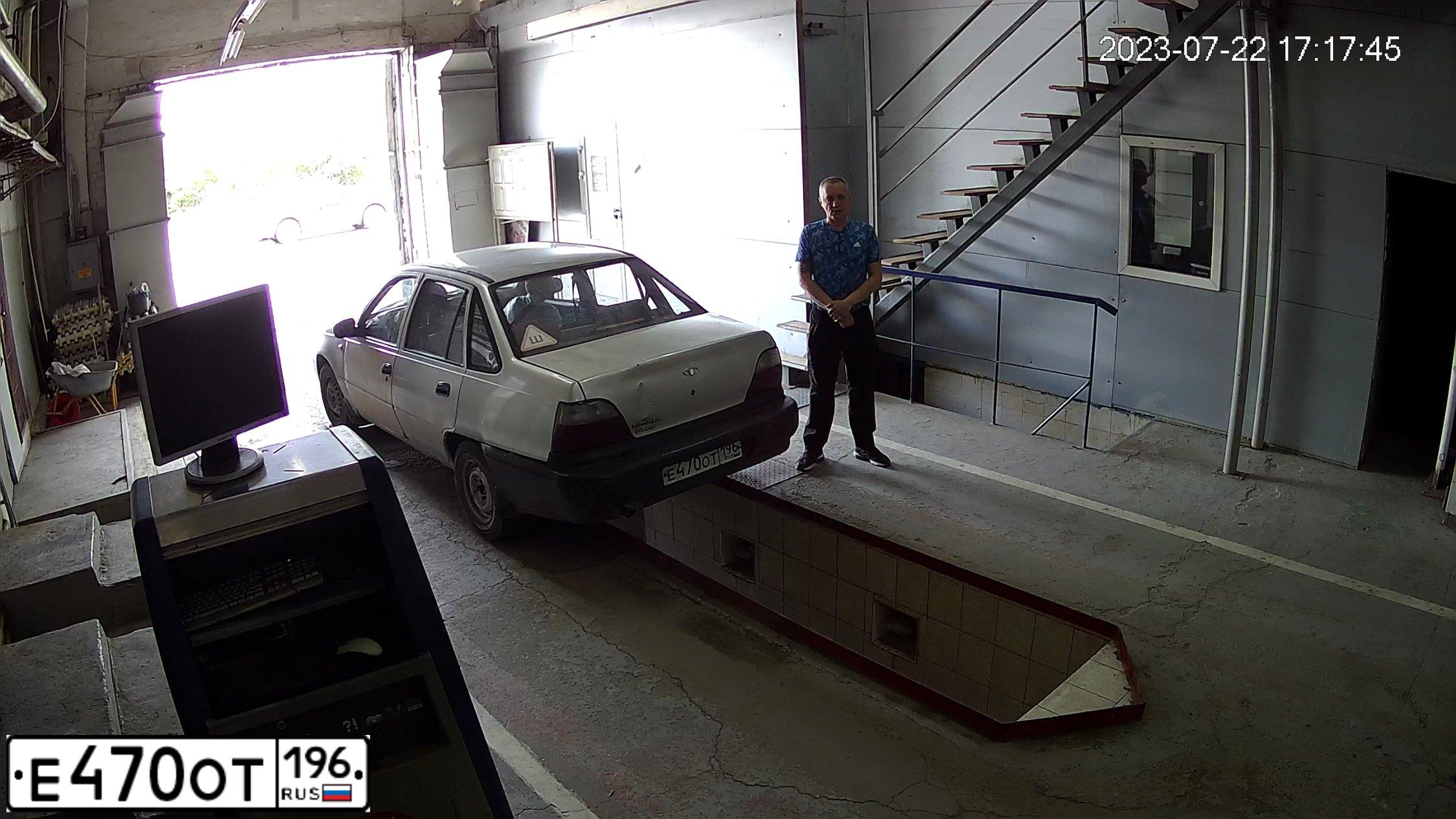 Фото автомобиля DAEWOO NEXIA, 2000 — госномер Е470ОТ196. Цвет: СВЕТЛО-СЕРЫЙ