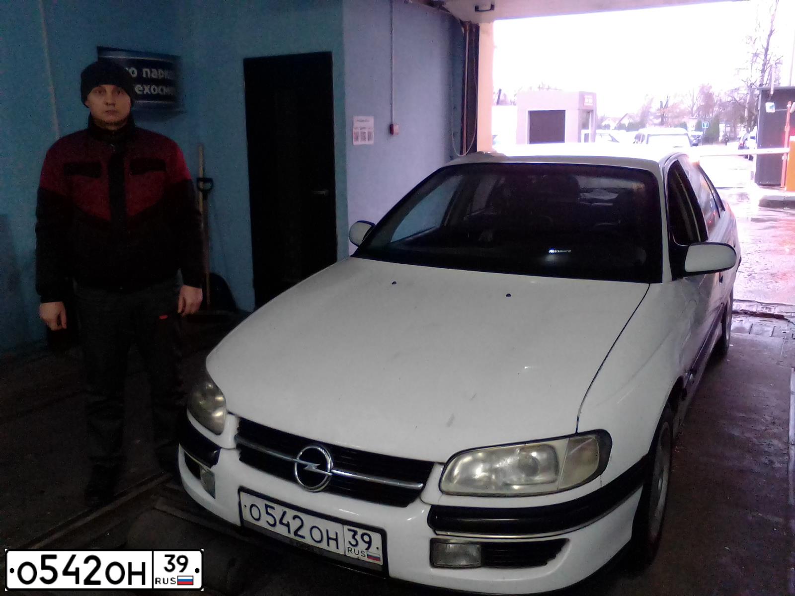 Фото автомобиля OPEL OMEGA, 1996 — госномер С450УК39. Цвет: Белый