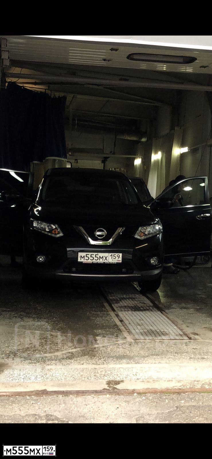 Фото автомобиля NISSAN X-TRAIL, 2018 — госномер М555МХ159. Цвет: ЧЕРНЫЙ