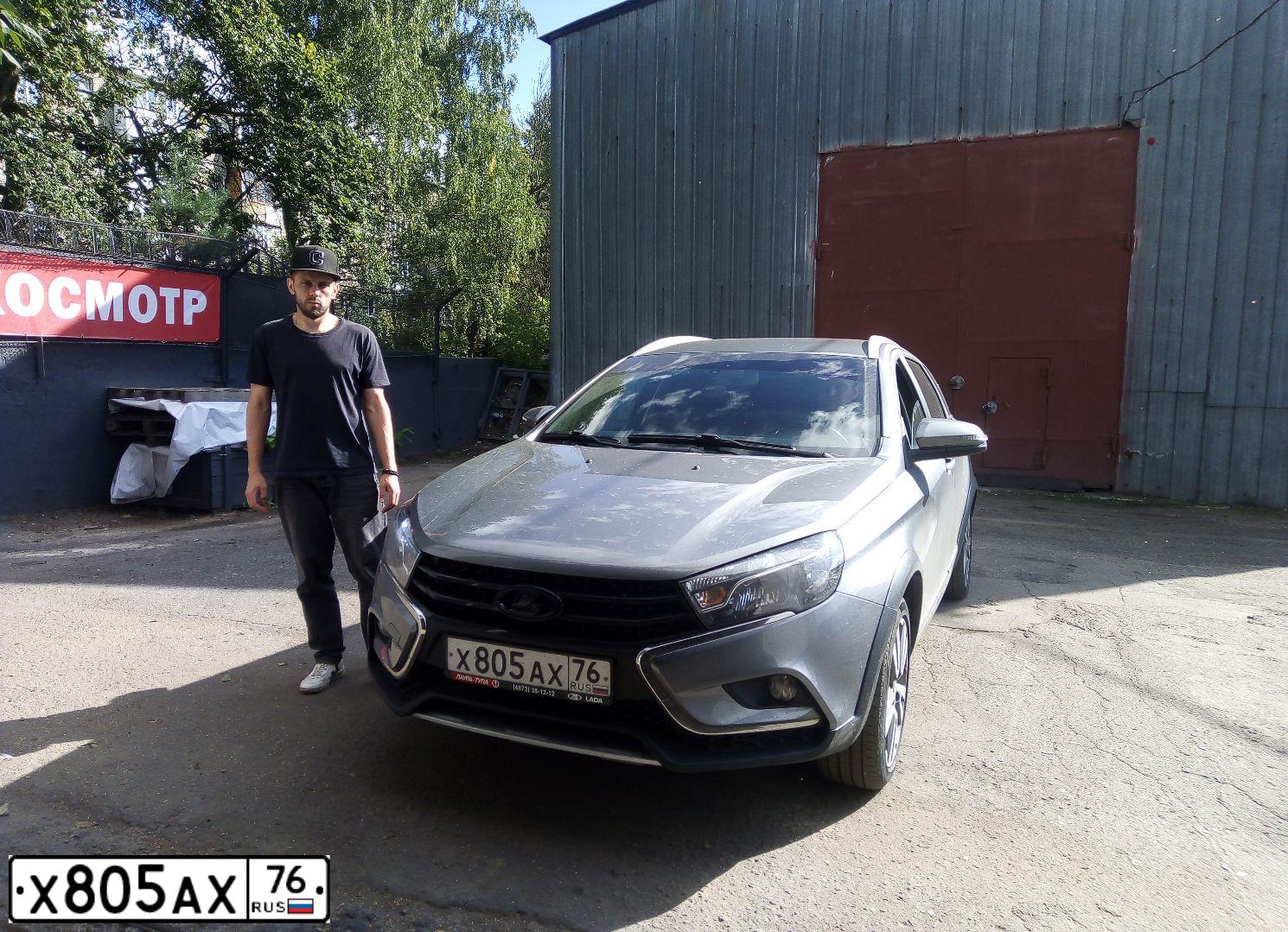 Фото автомобиля LADA VESTA, 2019 — госномер Х804АХ76. Цвет: СЕРЫЙ