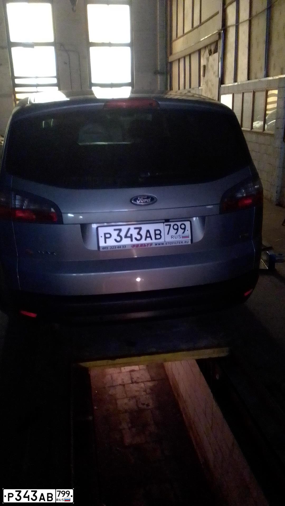 Фото автомобиля FORD S-MAX, 2008 — госномер Р343АВ799. Цвет: Серый
